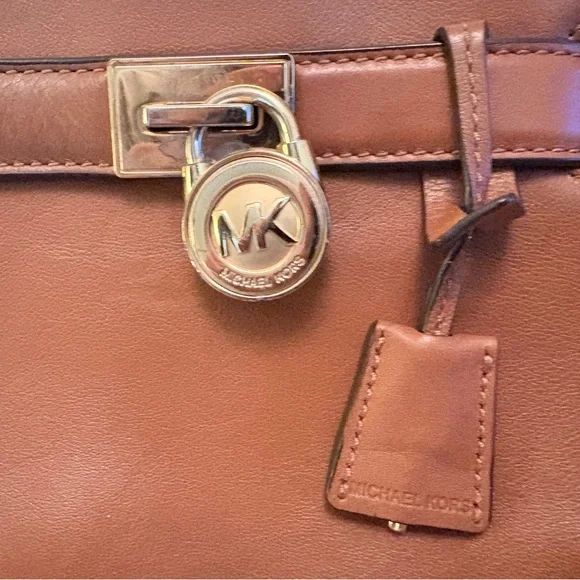 Michael Kors Hamilton Traveler Leather Crossbody Satchel Luggage Gold Lock Key - Picture 2 of 13